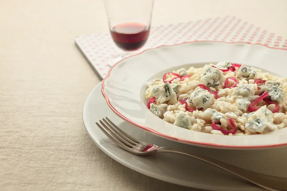 Risotto con Gorgonzola Dop e cipolle rosse caramellate Risotto con Gorgonzola Dop e cipolle rosse caramellate